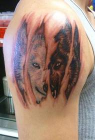 Tatuaje de cabeza de lobo muy dominante