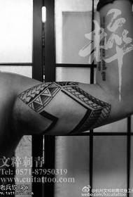 Klasičan uzorak totemskih tetovaža s rukama