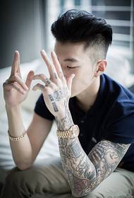 B zēna Park Jae-fan rokas tetovējuma modes foto