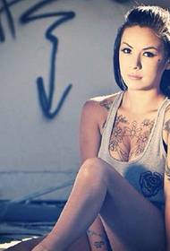 Тетоважа девојка која го води модниот тренд