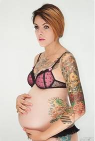 Per essere il tatuaggio totem sexy di una madre