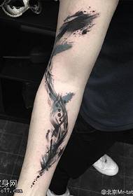 Blækillustration tatoveringsmønster på armen