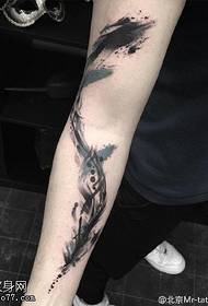 Pattern di tatuaggi di illustrazione di tinta nantu à u bracciu