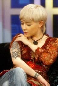 Певицата Tan Weiwei персонализирана модна татуировка