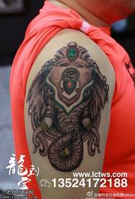 Model de tatuaj zeu înțepat în braț