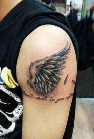 Skaists spārnu tetovējums