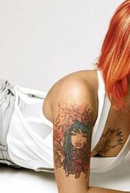 Секси красавица в света на татуировките