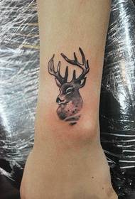 Lindo tatuaje de animalito en el brazo