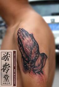 Fermoso tatuaje no brazo