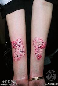 Beautiful and beautiful peach tattoo pattern