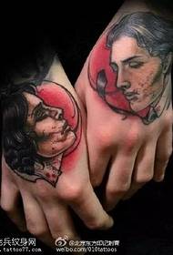 Портрет на хубава изглеждаща двойка с татуировки
