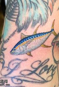 un hermoso y pequeño patrón de tatuaje de pez marino