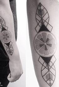 Rameno tetované oranžové tetovanie vzor