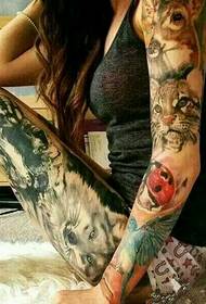 Красотата на татуировките ви отнема.