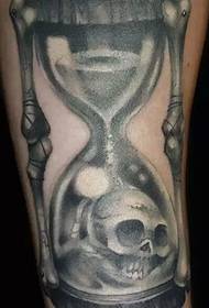 Tatuaje de reloj de arena antiguo y misterioso