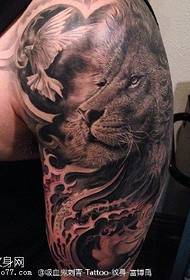 Вейфен домінуючий візерунок татуювання короля лева