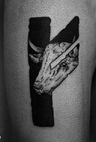 Oblikovanje vzorca tetovaže glave antilopa v slogu