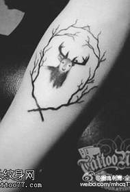Антилопа тетоважа на раката