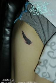 Exquisite and beautiful feather tattoo pattern