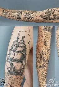 经典的海上帆船纹身图案