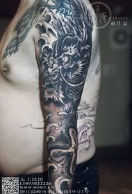 Нова цветна рука у традиционалном стилу - змај цвет тетоважа