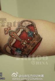 Modellu di tatuatu di corona bracciata dipinta