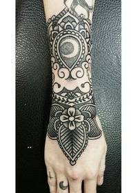 Krásný vypadající náramek tetování na dívčí paži