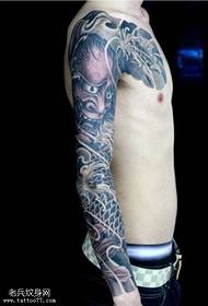 Klasičan uzorak koi tetovaža