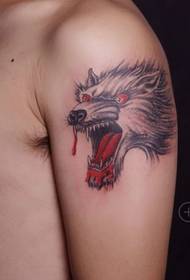 Tatuaggio testa di lupo braccio prepotente