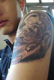 Εξατομικευμένη εμφάνιση τατουάζ λωτού βραχίονα