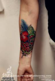 um conjunto de padrões de tatuagem floral de tinta no braço