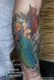 Clásico pintou dous grandes deseños de tatuaxes de koi