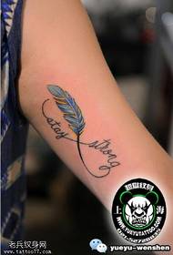 Ang tattoo ng feather sa braso