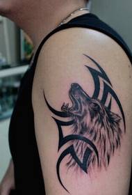 Homem braço bonito lobo cabeça totem tatuagem
