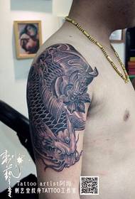 Класична тетоважа со риба од рака