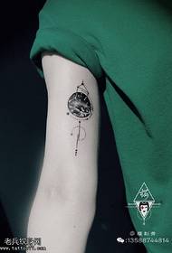 Patrón de tatuaxe de galaxia con elementos xeométricos no brazo