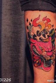 Naslikan uzorak tetovaže lubanje horora