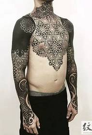 Ohromující tetování černé paže