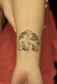 Jauks, mazu dzīvnieku meitenes rokas tetovējums