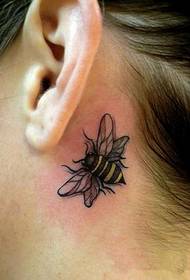 Маленький і милий бджолиний татуювання
