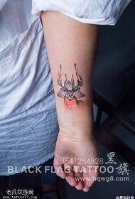 Obojeni prekrasni uzorak male tetovaže jelena