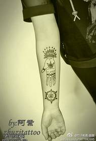 Palmo del braccio, pugnalata, disegno del tatuaggio magico