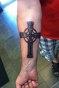 Paže módne krížové tetovanie