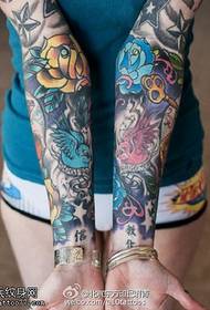 Klasičen neomejen vzorec totemskih tetovaž