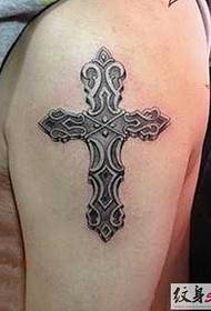 U tatuu di croce super amore per l'omi