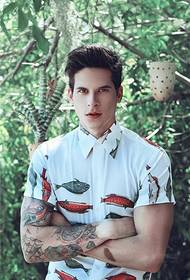 Coleção de tatuagens de modelo masculino Diego Fragoso