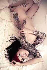 La beauté est nue et joue à la tentation du tatouage