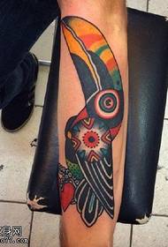 Patrón de tatuaxe de corvo pintado