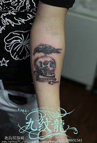 Класичан узорак тетоважа врана