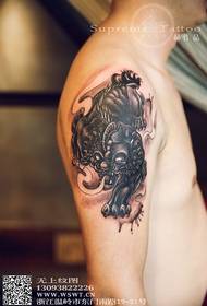 Klassisk modig trupp arm arm tatuering